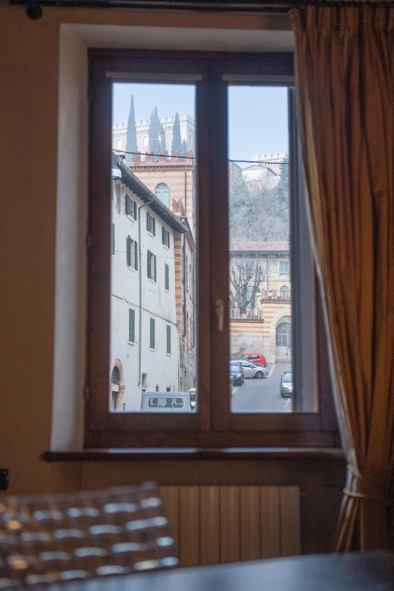 Ai Piedi Del Castello / 4Pl / Apt. Full Верона Екстериор снимка